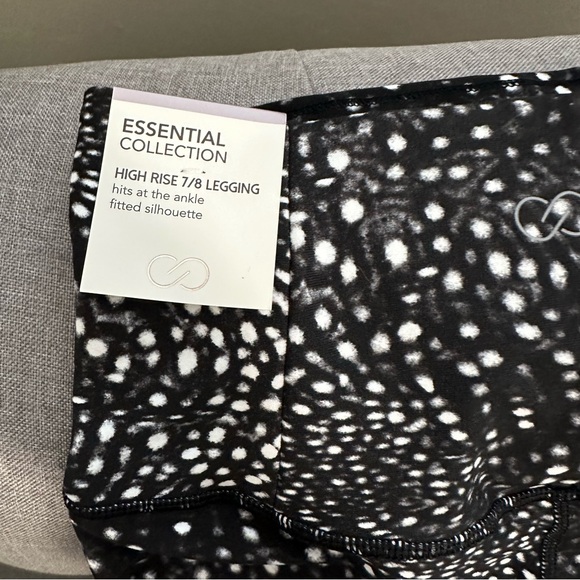 Calia high rise 7/8 Black and White Patterned Leggings - Picture 3 of 6